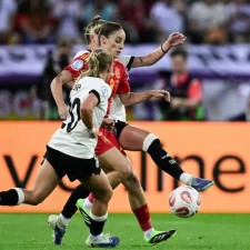 爱游戏全站-盛宴即将开启！女足巅峰对决，双方实力几何()